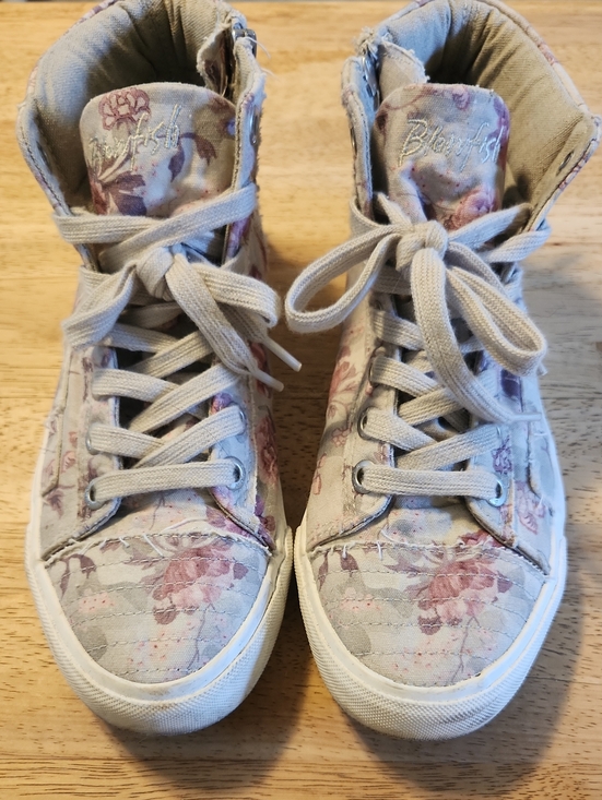 Blowfish Shoes - Blowfish Floral High-Top Sneakers in Beige and Pink